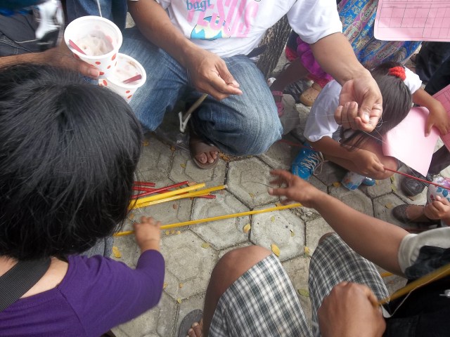 KAIL TERBUAT DARI BAMBU YANG DIHALUSKAN AGAR TIDAK MEMBAHAYAKAN TANGAN ANAK-ANAK, DICAT KUNING DAN MERAH SESUAI KODE WARNA