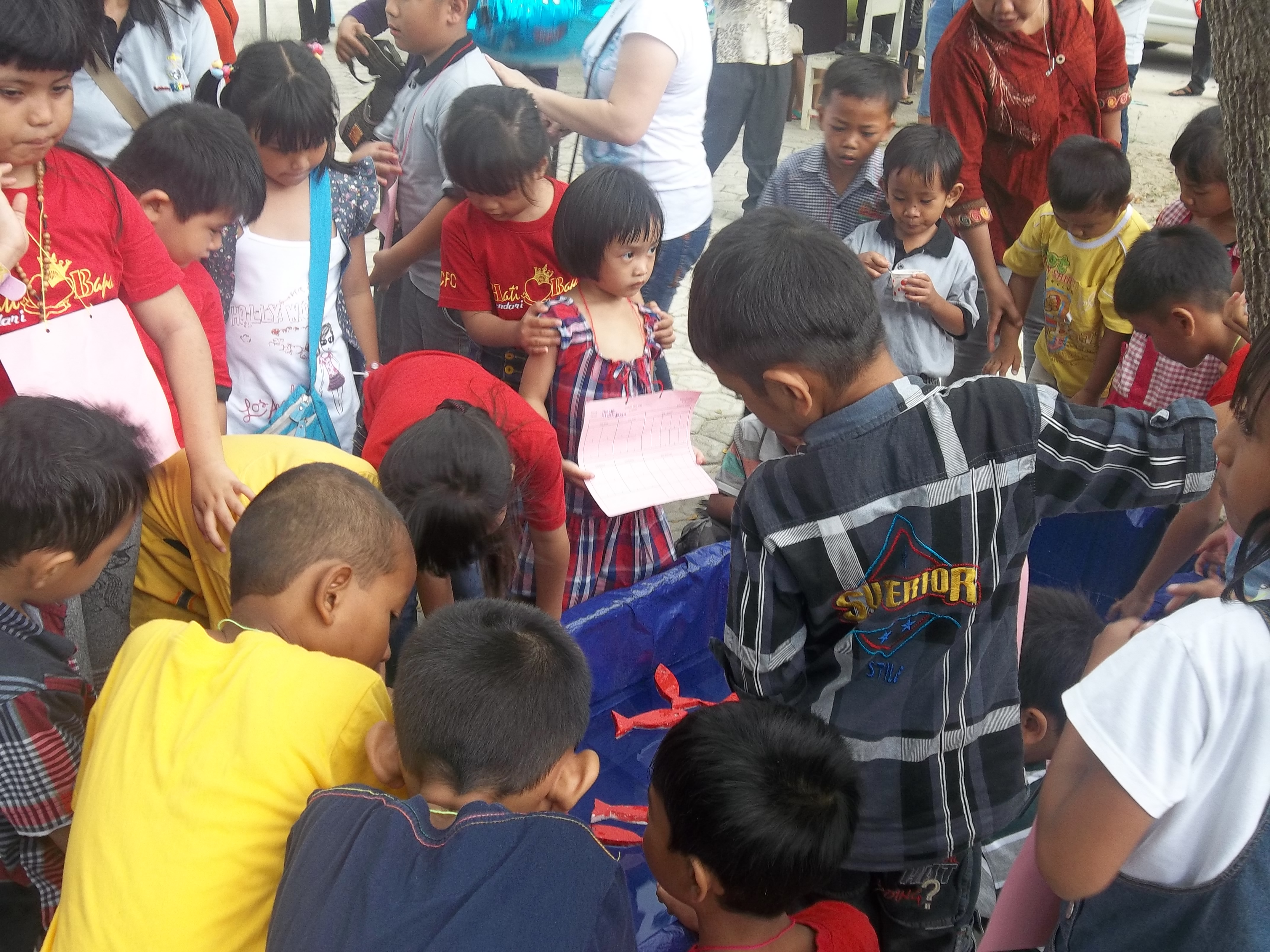 TAMPAK ANAK-ANAK BERKERUMUN PADA POS IKAN YANG PALING BANYAK PENGUNJUNGNYA INI
