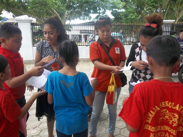 TAMPAK PENJAGA POS SEDANG MENJELASKAN ATURAN MAIN PADA PESERTA