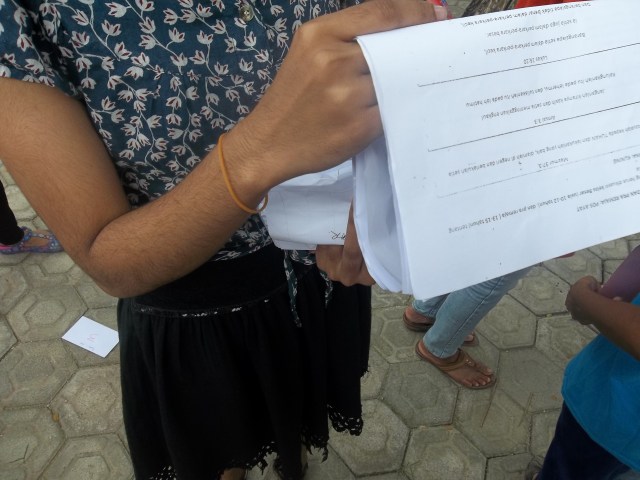 KAKAK PEMBIMBING MEMEGANG KUNCI JAWABAN YANG DIPERLUKAN UNTUK PENILAIAN HASIL KERJA ANAK