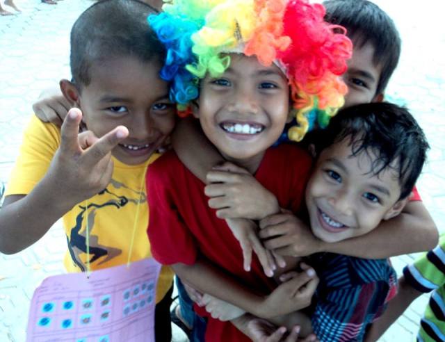 lihatlah betapa senyumnya sungguh ceria