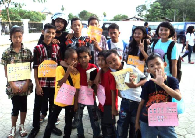 rombongan dari GBI Bethesda Kendari, guru dan murid bersama-sama semangat !
