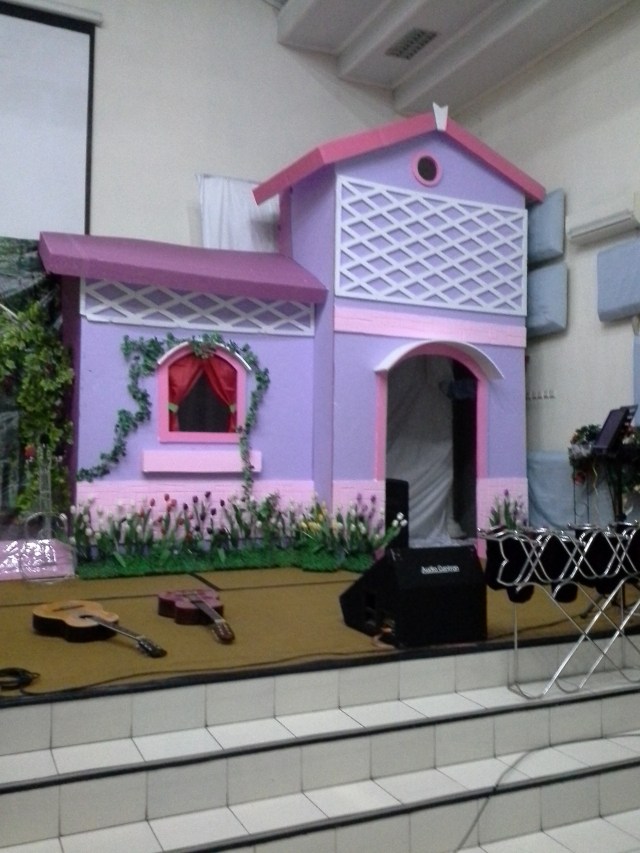 Dekor ini masih awal, belum komplit dengan tanaman asli di tengah panggung pada hari H