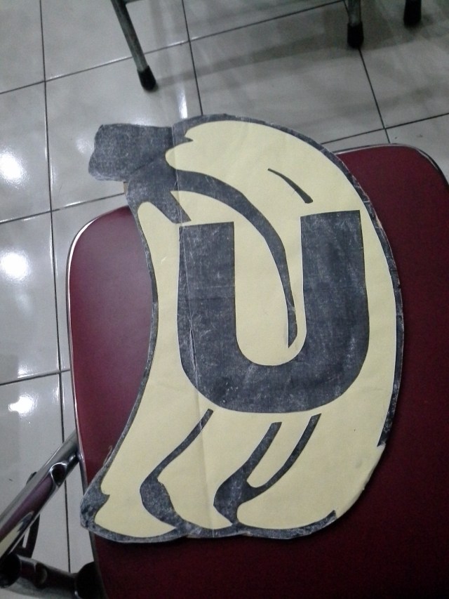 tempel di karton bekas/ bekas kardus, sehingga ada rongga untuk memasukkan steak dan cukup kuat untuk diangkat/ tidak lembek/menunduk.