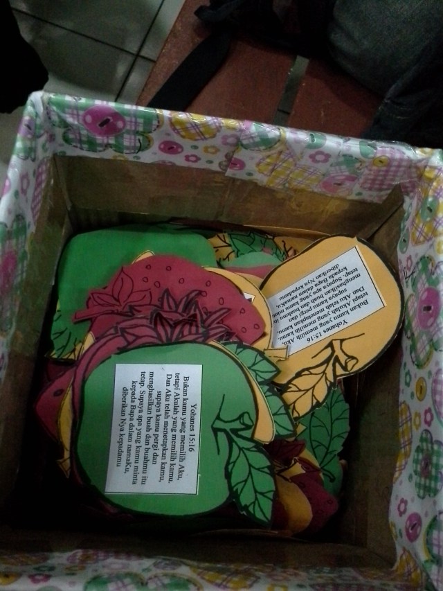 kartu buah siap dibagikan pada pengunjung