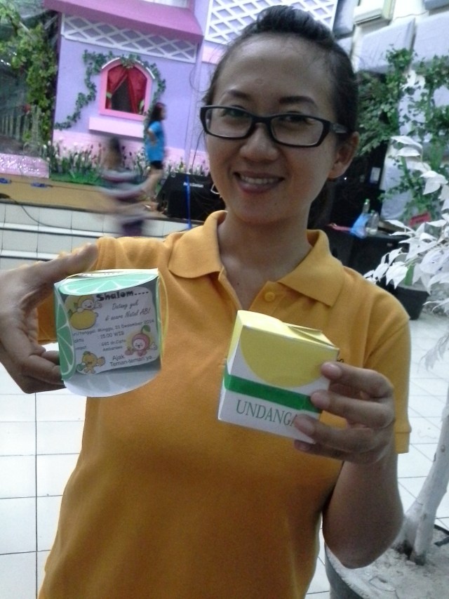 Undangan bergambar Jeruk beberapa warna , yang unik, karena dalamnya ada pop-upnya...wauuuu kreatif sekali !!