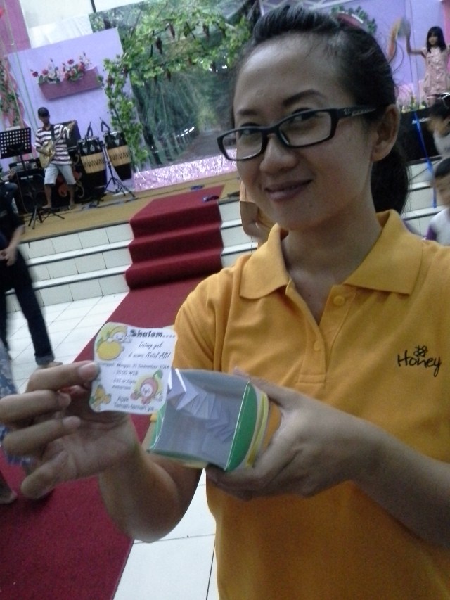 Ibu Guru Sebtiana Agustine berpose bersama undangan pop up !!