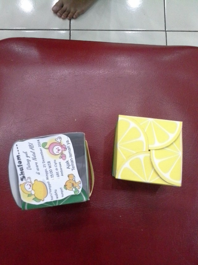 Dari detail undangan , dekor, kostume, dan semuanya mengacu pada satu thema yang sama Berbuah bagi-Mu, .....keren tenan !