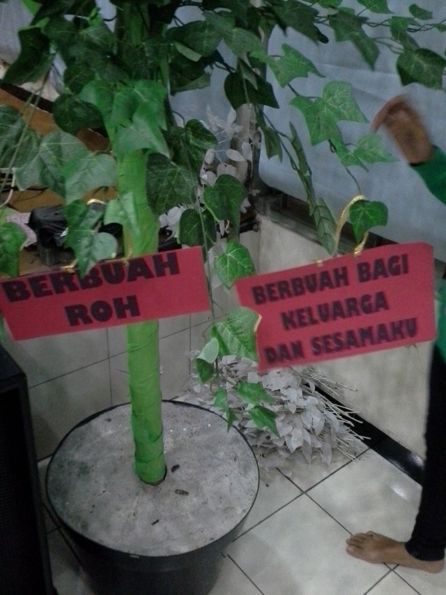 tulisan tulisan yang diberi tali siap digantungkan pada satu pohon dekorasi !