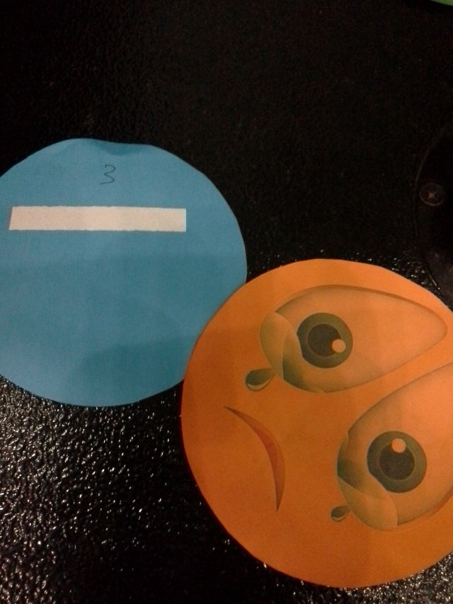 emoticon siap ditempel di pohon menggunakan double tape !