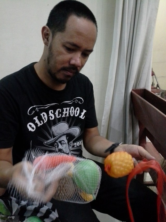 Untuk dekorasi langit-langit ruangan, dipakai buah plastik, dan jala..keren banget !