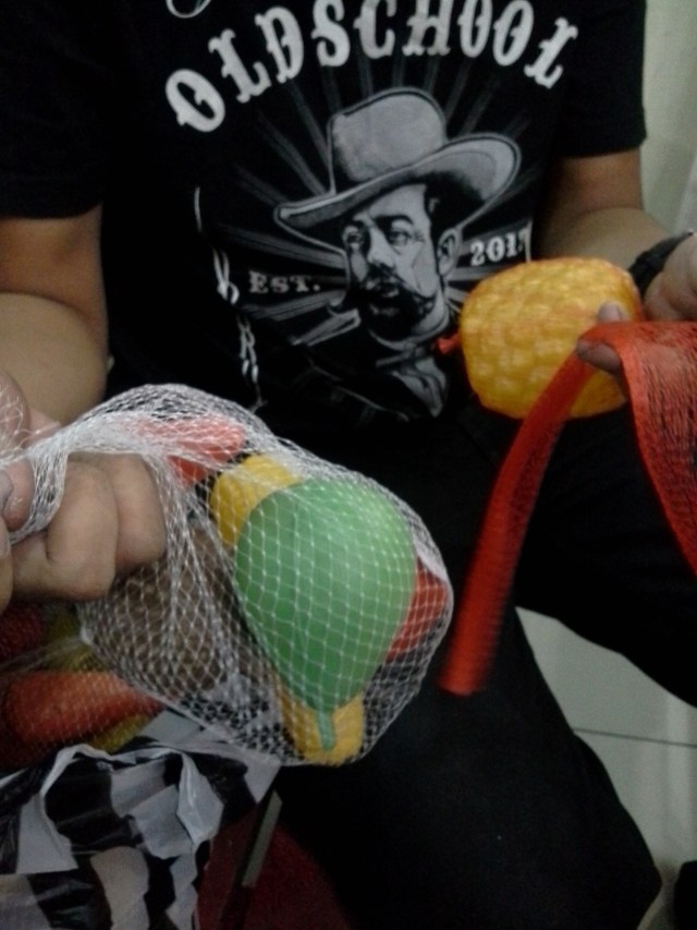 Buah plastik yang ringan akan memudahkan dekorasi ini