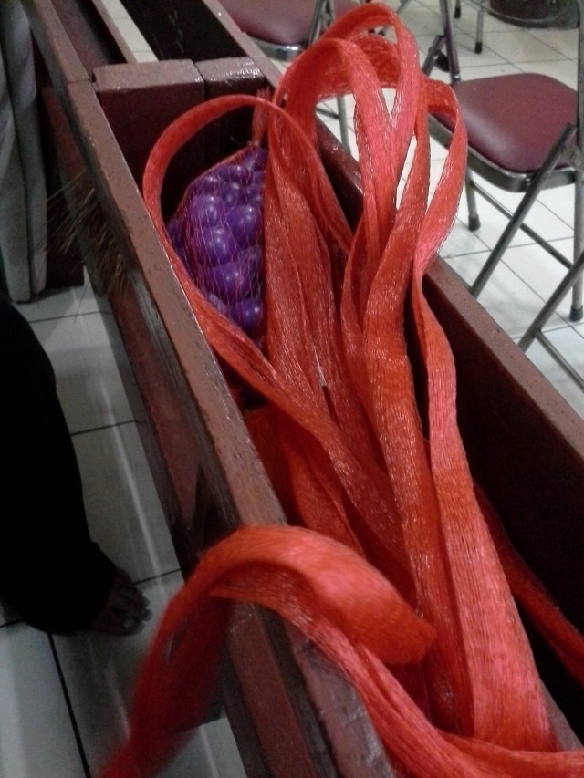 Jala seperti ini dapat anda beli di toko buah, dengan pilihan beberapa macam warna, anda bisa gunting, dan bungkuskan pada buah plastik. Ikat dengan tali