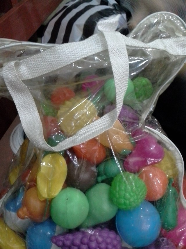 Beli buah seperti ini di toko mainan anak, murah dan jenisnya bermacam-macam, anda bisa merangkainya dengan paduan warna yang cantik