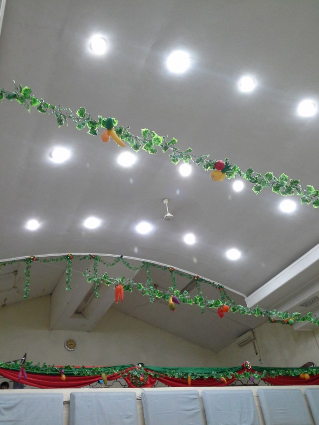 tampak membentang di ruangan