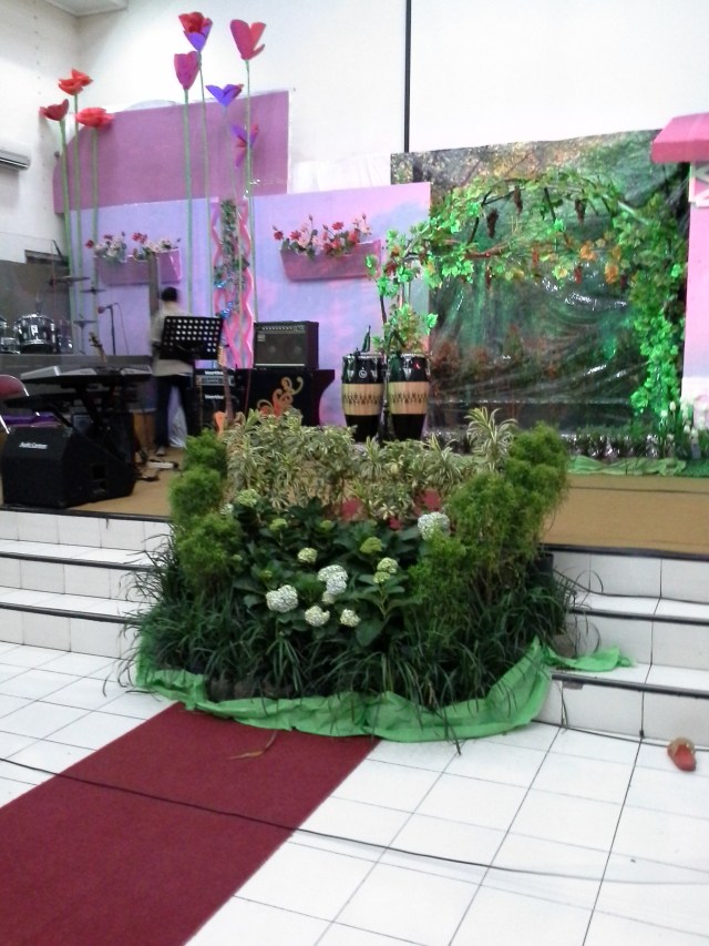 lengkap dengan tanaman hias di tengah panggung