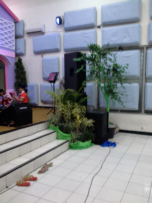 Tampak pada sudut kanan juga ada tanaman hias