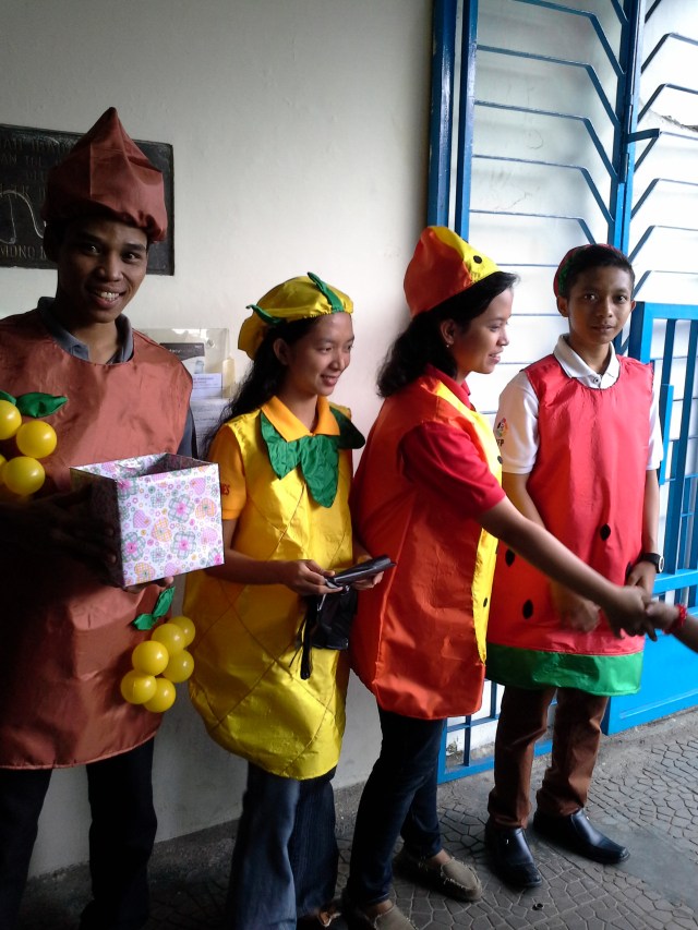 Para usher membagikan ayat yang ditempel pada karton bergambar buah, ayat ini nanti akan dibaca pada awal acara oleh seluruh pengunjung.