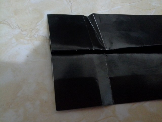 15. buat garis miring dari titik tengah ke titik atas, lipat bagian kanan ini, lipatan cubitan