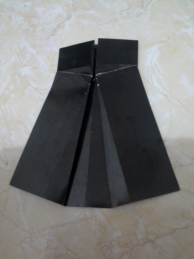 17. buat lipatan cubitan yang sama untuk sebelah kiri