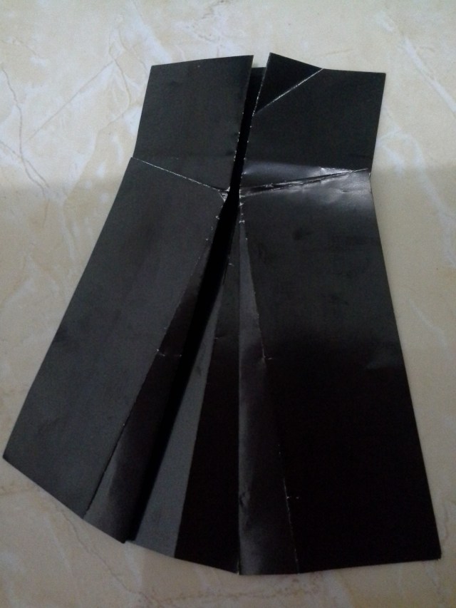 18. buat lipatan segitiga atas, luruskan garis lipatan dengan garis kertas belakang