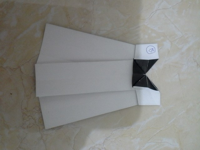 22. balik, dan tarik lipatan tengah sehingga menjadi seperti ini