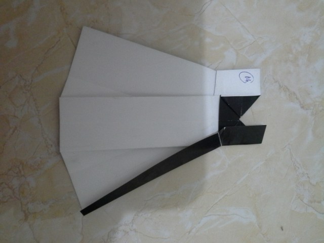 23. lipat sayap kanan ke arah tengah, buka hasil lipatan cubitan tadi sehingga tertindis sampai ke bawah