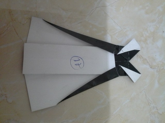 27. lipat segitiga atas sebagai lengan kiri