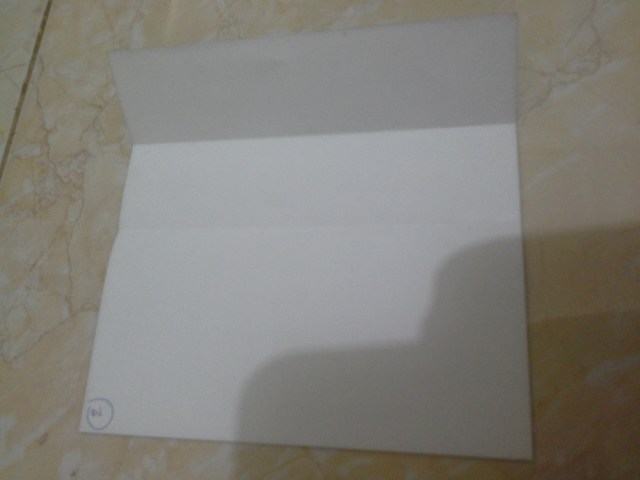 3. lipat sisi kanan ke garis tengah. ingat ,warna putih ada di bagian dalam