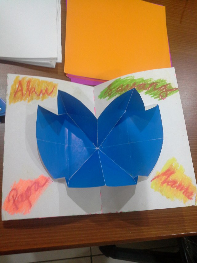 HEART POP ART CARD dalam posisi setengah terbuka