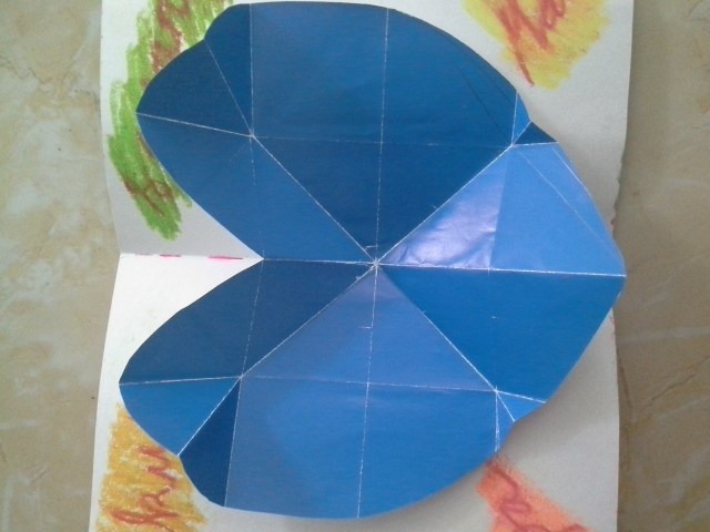 Tempelkan kertas betuk hati  yang telah dilem tadi pada  kartu anda. Ukuran kartu saya yang saya pakai dalam foto ini adlaah 1/2 pholio lipat dua, dan ukuran kertas origami yang paing besar . Untuk ukuran anda bisa modifikasi sendiri ya