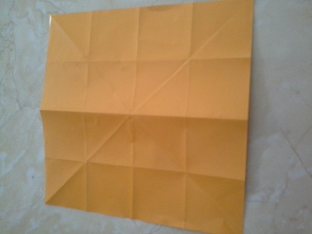 Cara membuatnya? Kita akan buat lipatan seperti ini pada kertas origami yang langkah-langkahnya akan saya jelaskan satu demi satu pada foto foto berikutnya