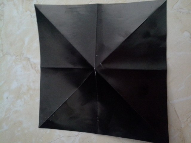 lipatan serong pada sisi lainnya