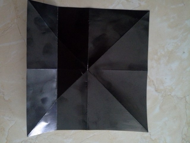 lipat keempat sisinya pada arah batas garis tengah