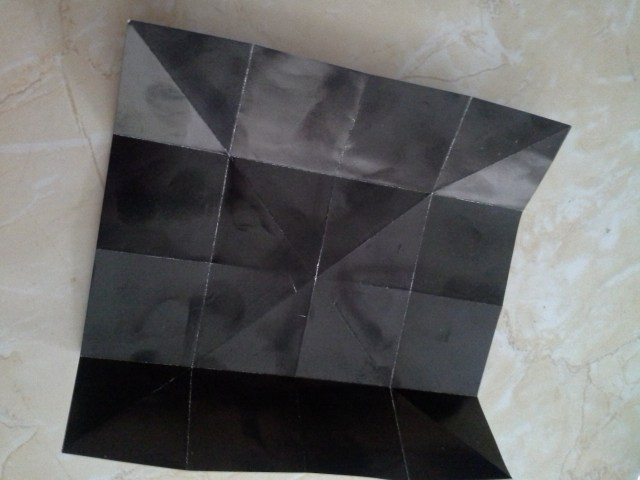 lipat keempat sisinya pada arah batas garis tengah