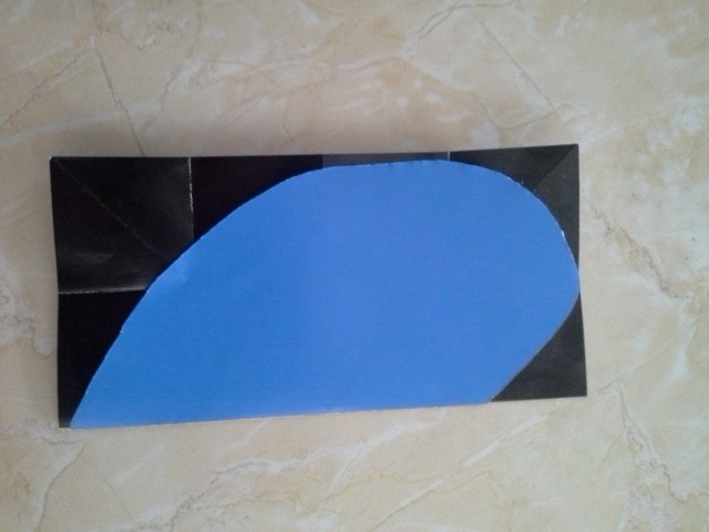 lipat dua kertas tadi, gunting berbentuk hati dengan pola full press body. Sebaiknya sebelum digunting digambar dulu, sehingga bentuk hati bisa sempurna. Jika anda ingin membuat kartu kembar dalam jumlah banyak, buatlah satu pola bentuk hati yang sudah baku yang anti akan kita pakai terus untuk menggunting kartu kartu lainnya