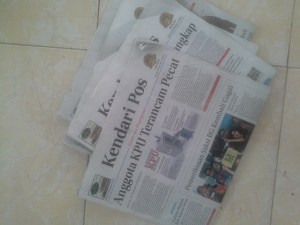 Siapkan koran bekas untuk alas anak-anak bekerja, agar aktivitas nanti tidak mengotori lantai/ karpet gereja.