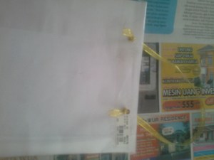 sematkan pita dan beri simpul di bagian belakang, lakukan simpul beberapa kali sampai simpul tidak bisa lolos lagi melewati lubang