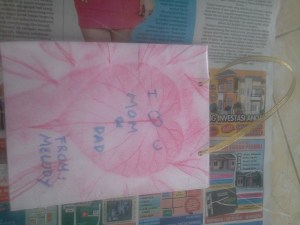 Siap diberikan pada papa mama dan digantung di rumah