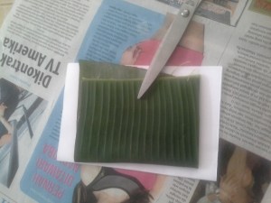 LIpat dua seperti ini untuk memotong bentuk hati secara simetris