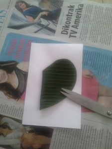 Kira-kira seperti ini bentuk hati lipat dua yang telah diukur dengan perbandingan lebar kertas