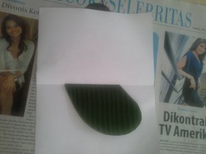 letakkan bentuk hati yang sudah dilipat pada kertas yang juga sudah dilipat. Posisikan pada tengah kertas