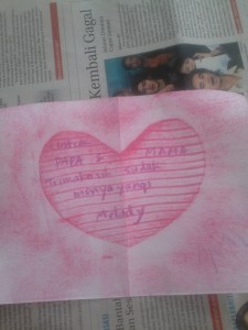 ungkapkan cinta pada papa mama. Gunakan garis-garis alami hasil jiplakan pada daun pisang sebagai garis tulisan