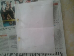 lipat sisa plastik ke dalam, rapikan dengan esolasi bening. Sematkan pita dan buat simpul beberapa kali sampai tali tidak dapat lolos lubang.