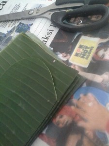 Cara menggunting bisa sekaligus, tumpuk dulu lipatan daun, dan gunting sesuai dengan pola contoh