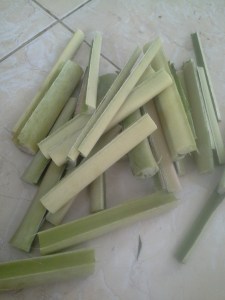 Untuk kelas balita, gunakan tulang daun pisang. Potong tulang daun pisang seukuran genggaman tangan tingginya. Lalu pakai bagian dasar untuk dicelup di cat ait/ pewarna makanan, lalu sebagai cap pada kertas. Sebelumnya pada kertas bentuk dulu gambar hati. Ajar anak mencap di bagian dalam gambar hati tersebut. Untuk kelas balita