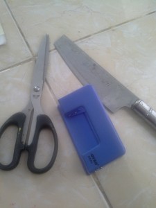 Siapkan gunting, pelubang kertas, dan pisau. Alat-alat ini tidak kita bawa ke kelas, melainkan menjadi alat-alat yang kita butuhkan untuk mempersiapkan segala sesuatunya dari rumah. Guru yang baik, adalah guru yang siap.