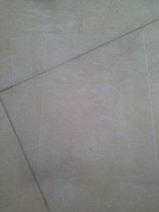 Plastik sampul buku juga akan kita bagi dua