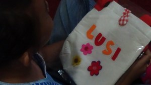 Lha buat saya mana..?? Tas saya kog beda..?? (wk wk wk )