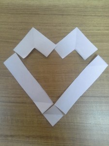 Bentuk hati yang kita buat pada tulisan i love Jesus ini, akan berbeda dengan bentuk hati yang pertama pada tulisan Jesus Love U di atas tadi. Teliti lagi penyusunan potongan kertas -kertasnya